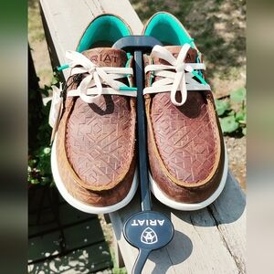 NWT Ariat Textured Brown Leather Shoes with Cream Laces